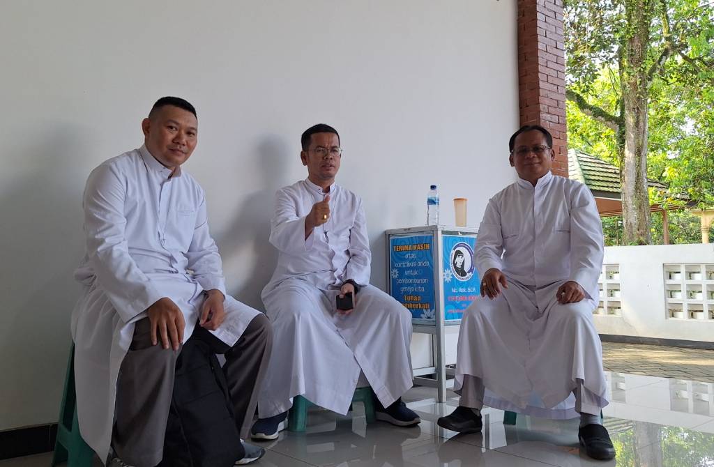 Bruder BM menyumbangkan suaranya di Paroki Faustina Bojong Gede