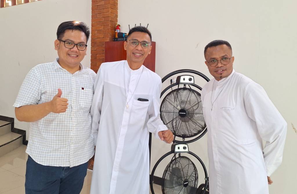 Bruder BM menyumbangkan suaranya di Paroki Faustina Bojong Gede
