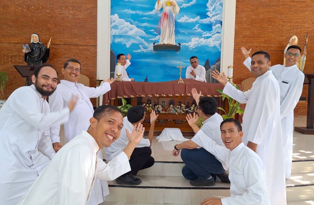 Bruder BM menyumbangkan suaranya di Paroki Faustina Bojong Gede