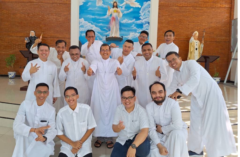 Bruder BM menyumbangkan suaranya di Paroki Faustina Bojong Gede