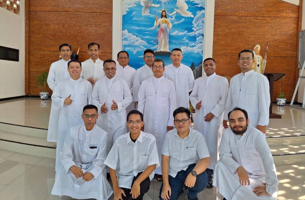 Bruder BM menyumbangkan suaranya di Paroki Faustina Bojong Gede