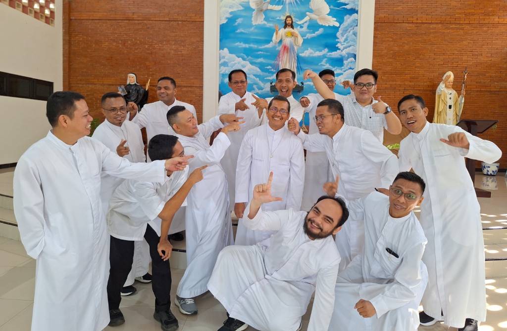 Bruder BM menyumbangkan suaranya di Paroki Faustina Bojong Gede